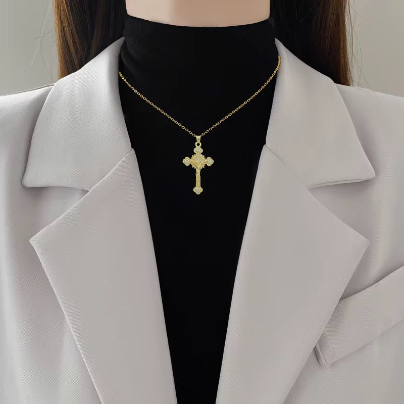 Collar elegante cruz
